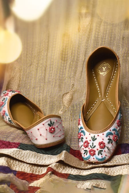 Yassio Basira Gul Embroidered Juttis 