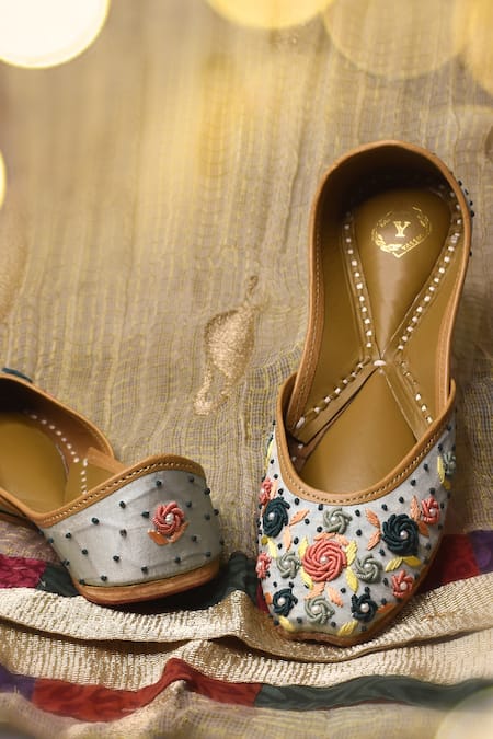 Yassio Raisa Gullista Thread Embroidered Juttis 