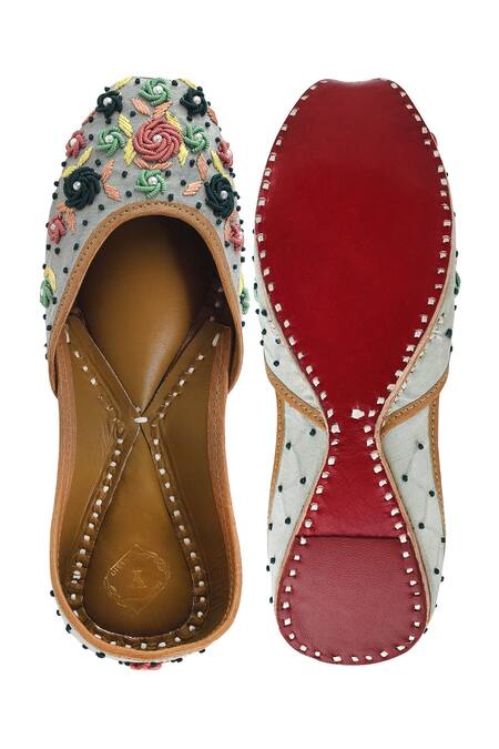 Yassio_Green Raisa Gullista Thread Embroidered Juttis _at_Aza_Fashions