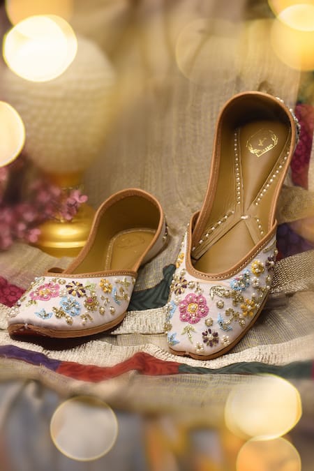 Shop_Yassio_White Rawiya Phool Embroidered Juttis _at_Aza_Fashions
