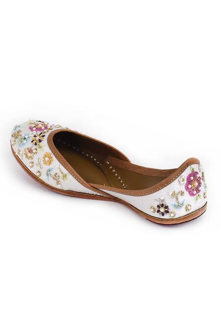 Yassio_White Rawiya Phool Embroidered Juttis _Online_at_Aza_Fashions