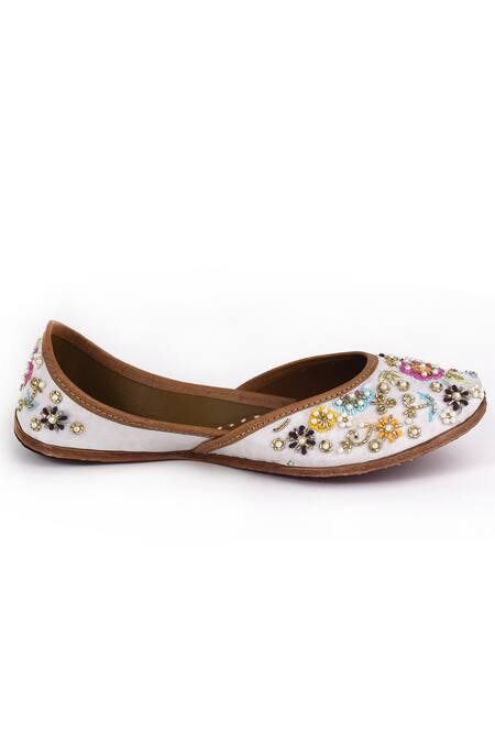 Buy_Yassio_White Rawiya Phool Embroidered Juttis _Online_at_Aza_Fashions