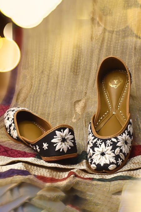 Yassio Samiya Chikankari Phool Embroidered Juttis 