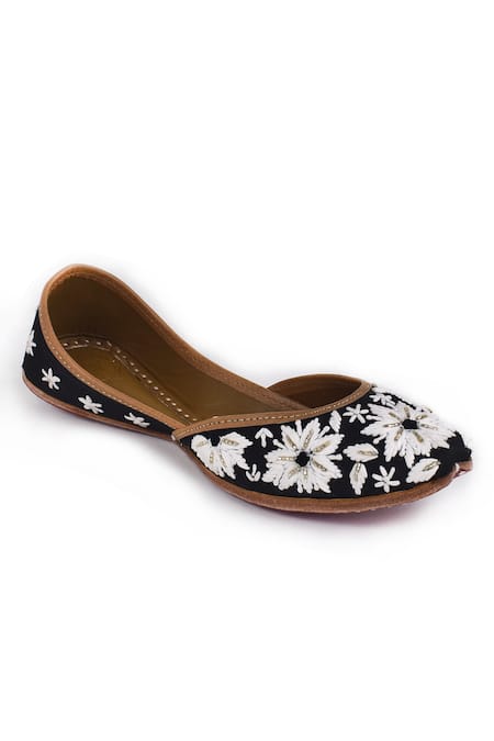 Yassio Black Samiya Chikankari Phool Embroidered Juttis Online at Aza Fashions Yassio_Black Samiya Chikankari Phool Embroidered Juttis _Online_at_Aza_Fashions