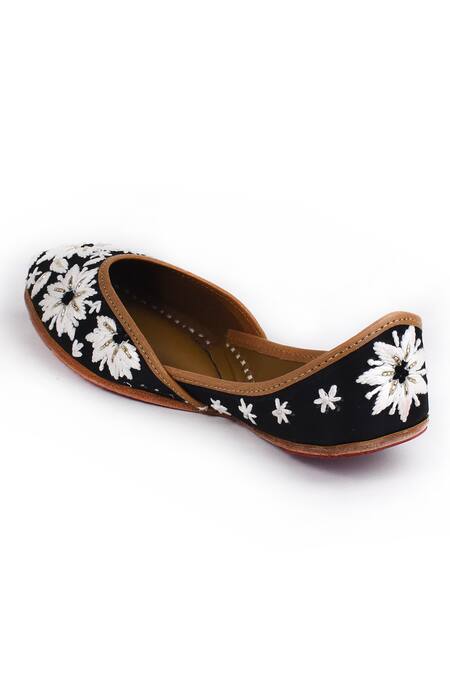 Buy Yassio Black Samiya Chikankari Phool Embroidered Juttis Online at Aza Fashions Buy_Yassio_Black Samiya Chikankari Phool Embroidered Juttis _Online_at_Aza_Fashions