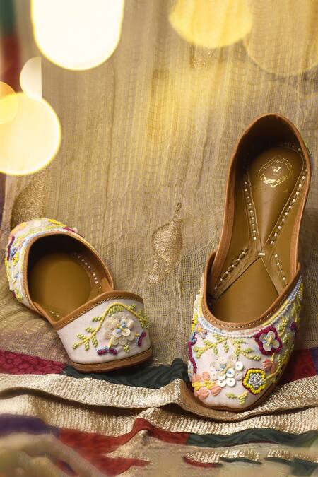 Shop_Yassio_White Tahira Shamiyana Embroidered Juttis _at_Aza_Fashions