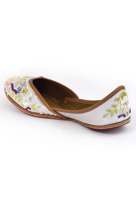 Yassio_White Tahira Shamiyana Embroidered Juttis _Online_at_Aza_Fashions