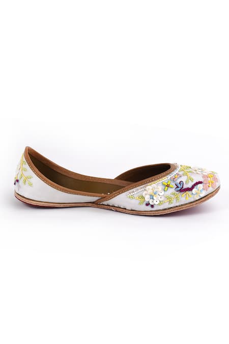 Buy_Yassio_White Tahira Shamiyana Embroidered Juttis _Online_at_Aza_Fashions
