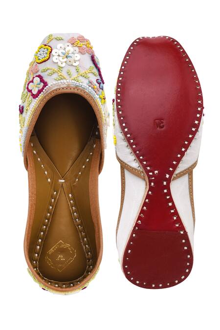 Shop_Yassio_White Tahira Shamiyana Embroidered Juttis _Online_at_Aza_Fashions