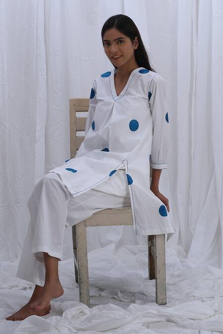 Khat White Cotton V-neck Polka Dot Pattern Tunic With Pant Online at Aza Fashions Khat_White Cotton V-neck Polka Dot Pattern Tunic With Pant _Online_at_Aza_Fashions