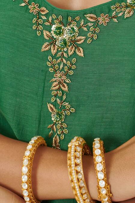 Buy Kaari White Imitation Diamonds Poornima Moissanite Studded Kada Online at Aza Fashions Buy_Kaari_White Imitation Diamonds Poornima Moissanite Studded Kada_Online_at_Aza_Fashions