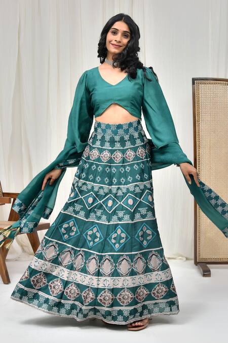 Pheeta_Green Blouse Muslin Printed Geometric V-neck Floral Lehenga Set_at_Aza_Fashions