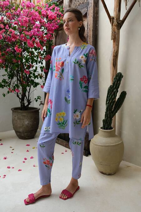 Shop Roza Purple Linen Printed Floral V-neck Amelia Kurta With Pant Online at Aza Fashions Shop_Roza_Purple Linen Printed Floral V-neck Amelia Kurta With Pant _Online_at_Aza_Fashions