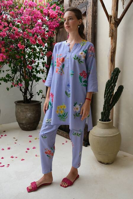 Roza_Purple Linen Printed Floral V-neck Amelia Short Kurta With Pant _Online_at_Aza_Fashions