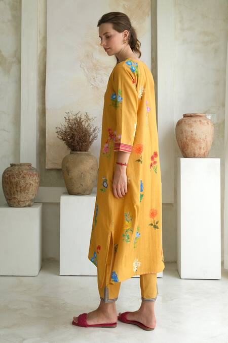 Buy Roza Yellow Linen Print Marigold V Neck Floral Kurta With Pant Buy_Roza_Yellow Linen Print Marigold V Neck Floral Kurta With Pant