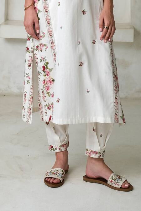 Roza Ivory Linen Print Vintage Rose V Neck Phiran Kurta With Pant Online at Aza Fashions Roza_Ivory Linen Print Vintage Rose V Neck Phiran Kurta With Pant _Online_at_Aza_Fashions