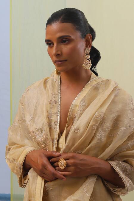 Sue Mue Beige Handloom Cotton, Farasha Zardozi Floral Peplum Kurta Tiered Set at Aza Fashions Sue Mue_Beige Handloom Cotton, Farasha Zardozi Floral Peplum Kurta Tiered Set _at_Aza_Fashions