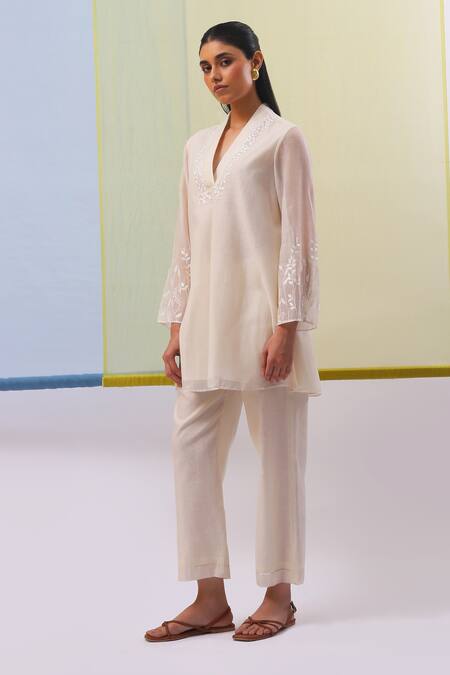 Buy_Sue Mue_Off White Chanderi Embroidery V-neck Arfa Gara Tunic With Pant 