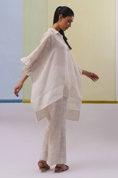 Sue Mue Off White Linen Embroidery Shawl Neck Hyat High-low Shirt With Pant at Aza Fashions Sue Mue_Off White Linen Embroidery Shawl Neck Hyat High-low Shirt With Pant _at_Aza_Fashions