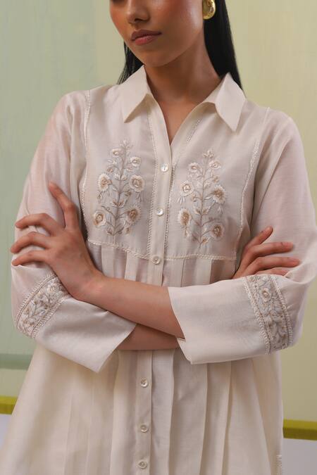 Sue Mue Off White , Cotton, Leen Bloom Gara Pleated Tunic With Pant Online at Aza Fashions Sue Mue_Off White , Cotton, Leen Bloom Gara Pleated Tunic With Pant _Online_at_Aza_Fashions