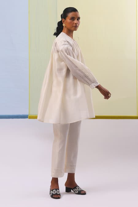 Sue Mue_Off White Chanderi, Cotton Embroidery Nahta Patri Fleur Patch Tunic With Pant _at_Aza_Fashions