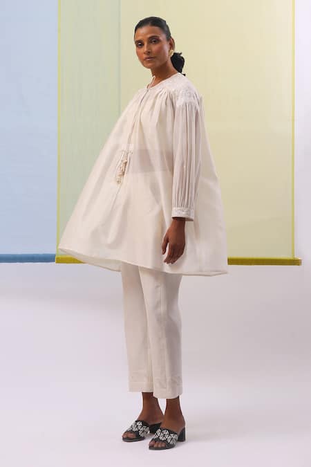 Buy_Sue Mue_Off White Chanderi, Cotton Embroidery Nahta Patri Fleur Patch Tunic With Pant 