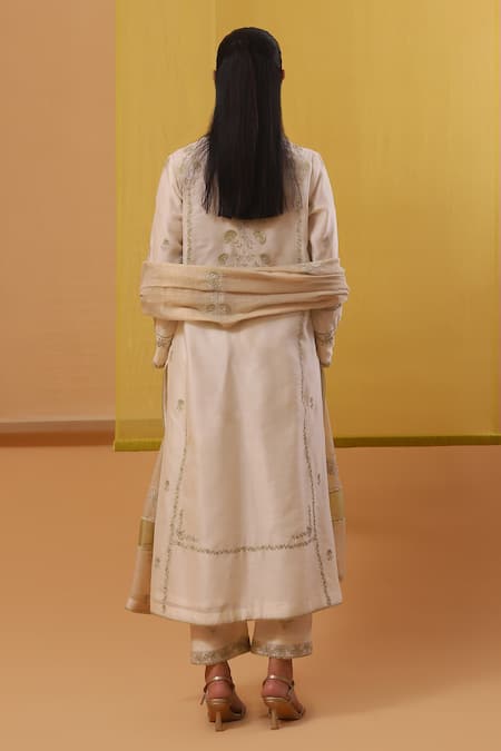 Sue Mue Off White Handloom Cotton Sequins, Embroidery Round Afni Dahlia Bloom Kurta Set Online at Aza Fashions Sue Mue_Off White Handloom Cotton Sequins, Embroidery Round Afni Dahlia Bloom Kurta Set _Online_at_Aza_Fashions