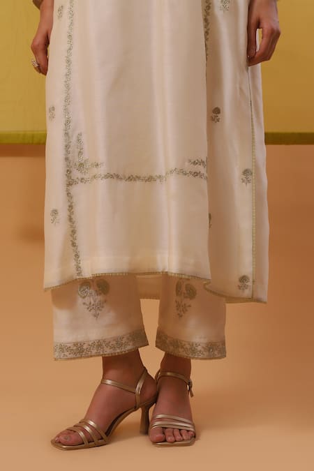 Shop Sue Mue Off White Handloom Cotton Sequins, Embroidery Round Afni Dahlia Bloom Kurta Set Online at Aza Fashions Shop_Sue Mue_Off White Handloom Cotton Sequins, Embroidery Round Afni Dahlia Bloom Kurta Set _Online_at_Aza_Fashions