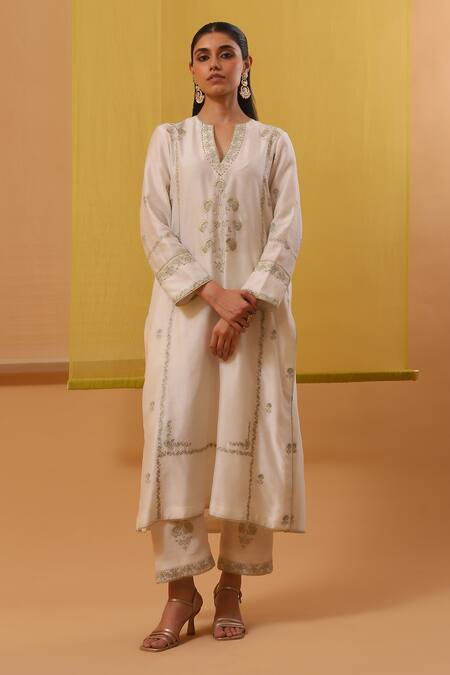 Sue Mue Off White Handloom Cotton Sequins, Embroidery Round Afni Dahlia Bloom Kurta Set at Aza Fashions Sue Mue_Off White Handloom Cotton Sequins, Embroidery Round Afni Dahlia Bloom Kurta Set _at_Aza_Fashions