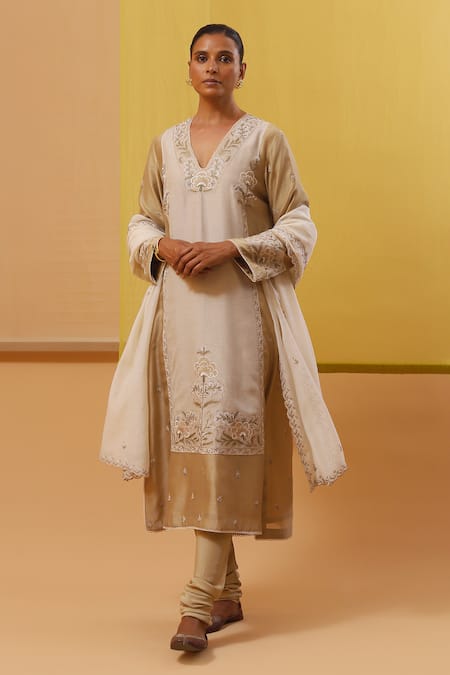 Sue Mue Liba Thread Embroidered Kurta Set 