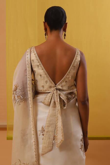 Sue Mue Off White Silk Organza, Handloom Fabia Floral Embroidered Saree With Blouse at Aza Fashions Sue Mue_Off White Silk Organza, Handloom Fabia Floral Embroidered Saree With Blouse _at_Aza_Fashions