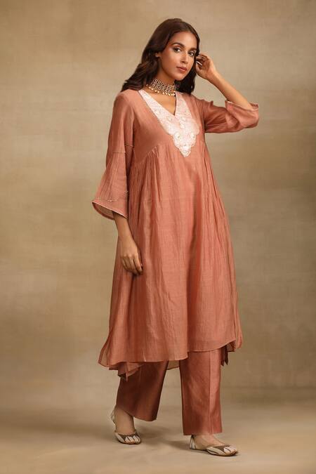 Trendy Tokari Pink Silk, Chanderi Embroidery V-neck Flower Brocade Yoke Kurta Pant Set Online at Aza Fashions Trendy Tokari_Pink Silk, Chanderi Embroidery V-neck Flower Brocade Yoke Kurta Pant Set _Online_at_Aza_Fashions