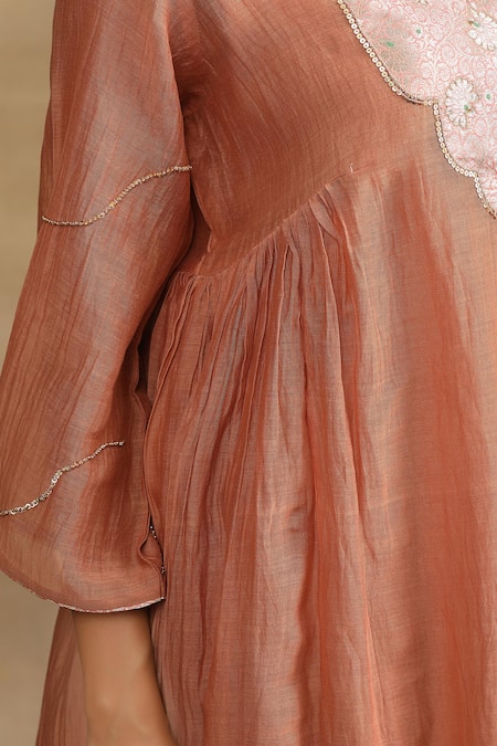 Trendy Tokari Pink Silk, Chanderi Embroidery V-neck Flower Brocade Yoke Kurta Pant Set at Aza Fashions Trendy Tokari_Pink Silk, Chanderi Embroidery V-neck Flower Brocade Yoke Kurta Pant Set _at_Aza_Fashions