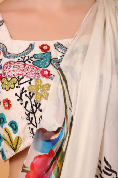 Buy_Sayisha_Off White Georgette Square Floral Print Pre-draped Saree With Blouse