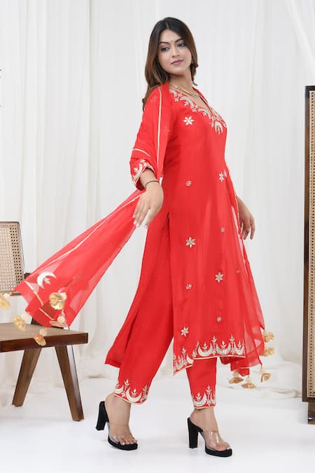 Yuvraani Jaipur_Red Silk, Organza, Cotton Embroidery, Gota Patti V-neck Work Kurta Pant Set _Online_at_Aza_Fashions