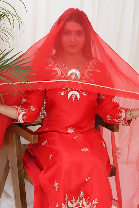 Buy_Yuvraani Jaipur_Red Silk, Organza, Cotton Embroidery, Gota Patti V-neck Work Kurta Pant Set 