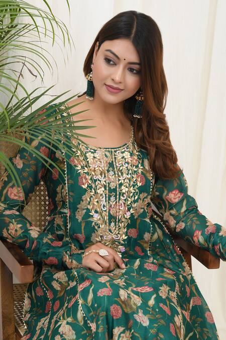 Shop_Yuvraani Jaipur_Green Chanderi, Organza Embroidery Round Neck Floral Print Kurta And Pant Set 