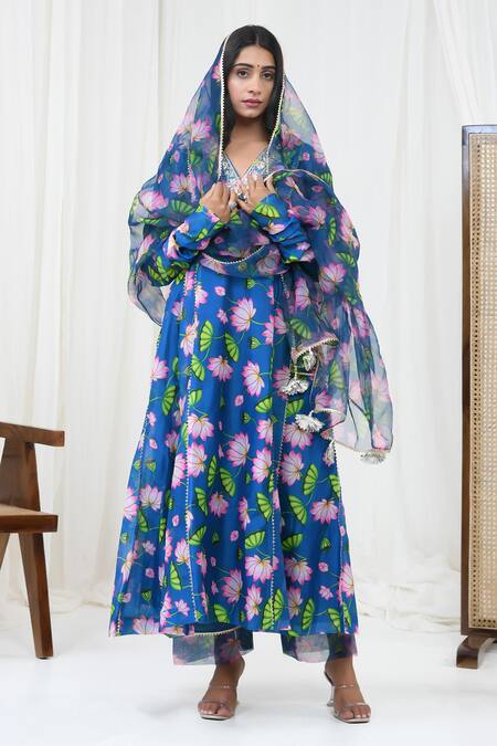 Yuvraani Jaipur_Blue Chanderi, Organza Embroidery V-neck Lotus Print Kurta And Pant Set _Online_at_Aza_Fashions