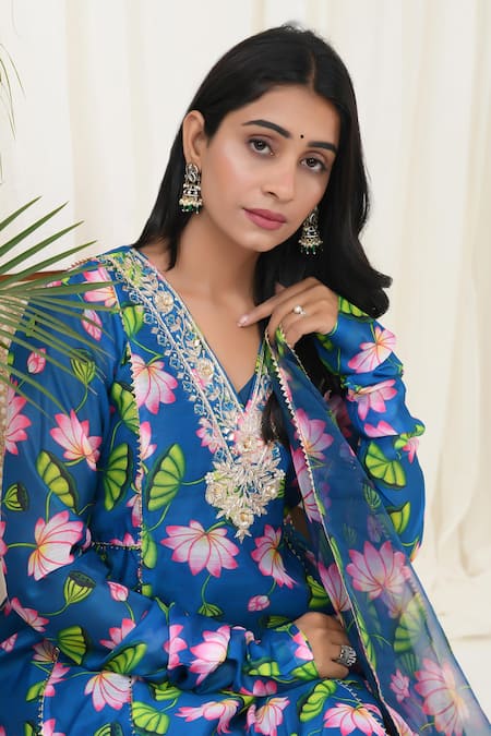 Buy_Yuvraani Jaipur_Blue Chanderi, Organza Embroidery V-neck Lotus Print Kurta And Pant Set 