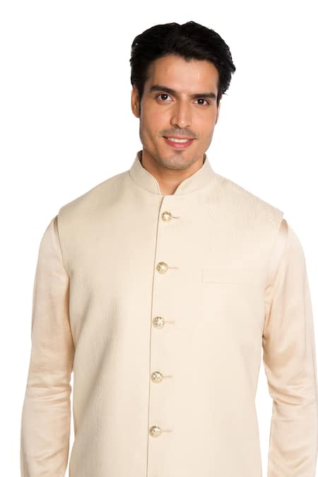 Shop Arjuun Kilachand Beige Jacquard Solid Long Bundi Set Shop_Arjuun Kilachand_Beige Jacquard Solid Long Bundi Set