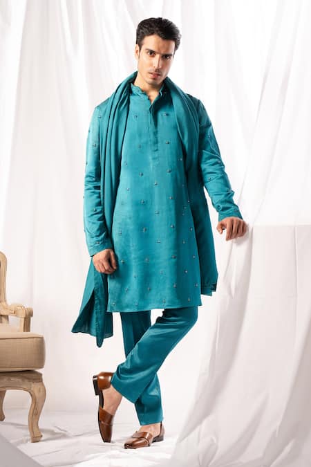 ARJUUN KILACHAND Embroidered Straight Kurta Set With Shawl 