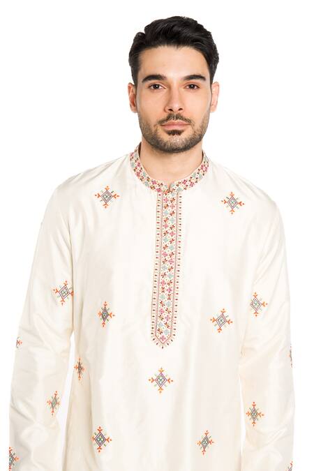 Buy_Arjuun Kilachand_Ivory Spandex, Silk Embroidery Kashmiri Kurta With Churidar _Online_at_Aza_Fashions