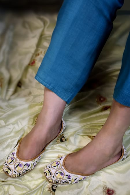 Yassio Sofi Phoolbahar Embroidered Juttis 