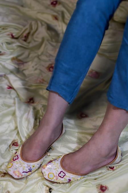 Yassio Tahira Shamiyana Embroidered Juttis 