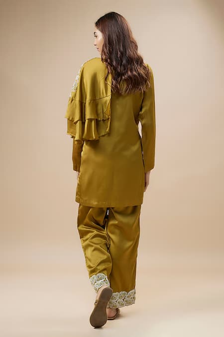 Label Deepshika Agarwal Moti Hand Embroidered Kurta & Pant Set 