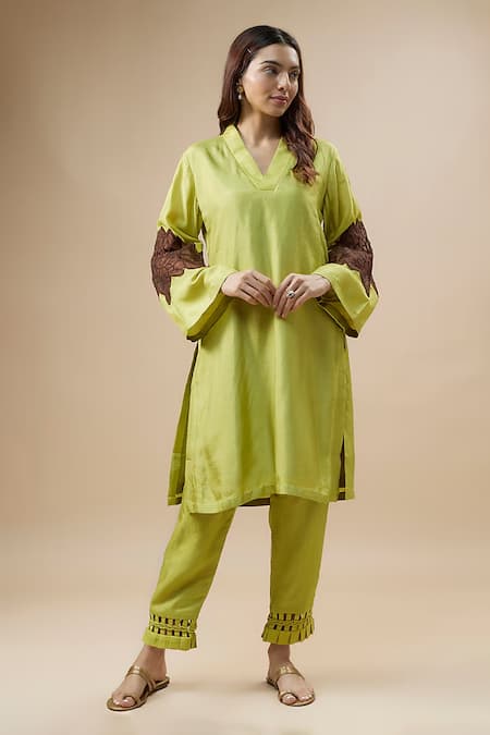 Label Deepshika Agarwal Floral Sleeve Embroidered Kurta & Pant Set 