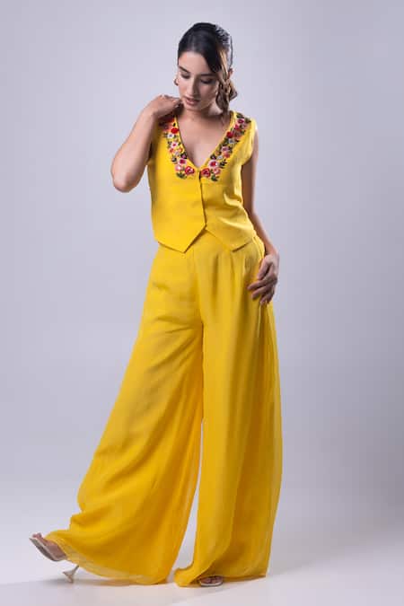 Buy_Dajwaree_Yellow Organza Embroidery V-neck Daisy Top With Pant 