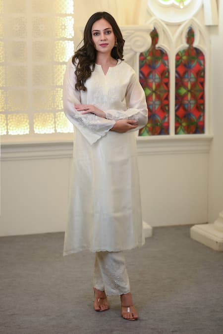 Hasrat By Salma White Chanderi Hand Embroidery Floral Scallop Kurta With Pant For Kids