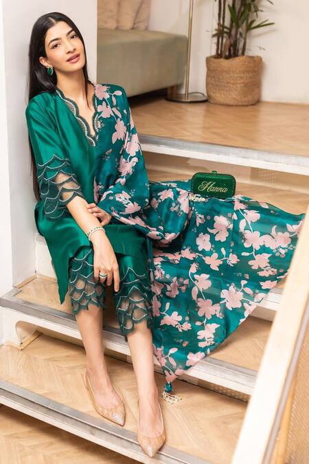 Buy Seeaash Emerald Green Soft Organza Printed Bagh Scallop V Neckline Embroidered Kurta Set at Aza Fashions Buy_Seeaash_Emerald Green Soft Organza Printed Bagh Scallop V Neckline Embroidered Kurta Set_at_Aza_Fashions