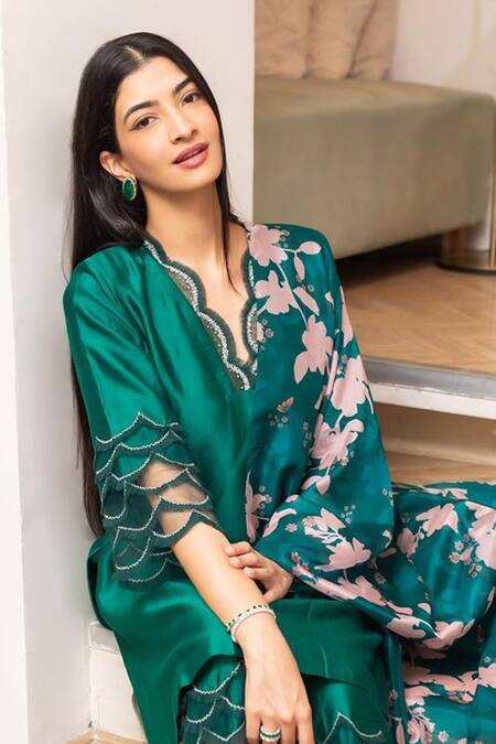 Buy Seeaash Emerald Green Soft Organza Printed Bagh Scallop V Neckline Embroidered Kurta Set Buy_Seeaash_Emerald Green Soft Organza Printed Bagh Scallop V Neckline Embroidered Kurta Set